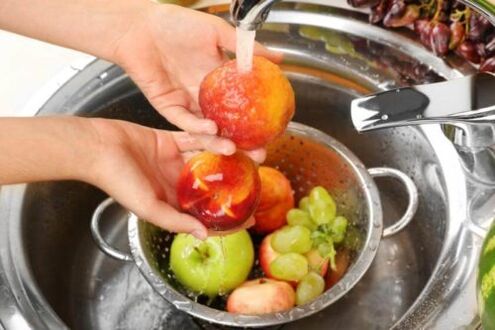 lavar froitas para evitar a aparición de parasitos no corpo